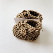 Cargar imagen en el visor de la galería, Hand Knitted Baby Booties | Color Options
